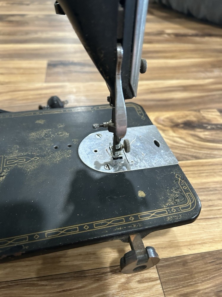 VINTAGE 40’s 50’s SINGER Sewing Machine