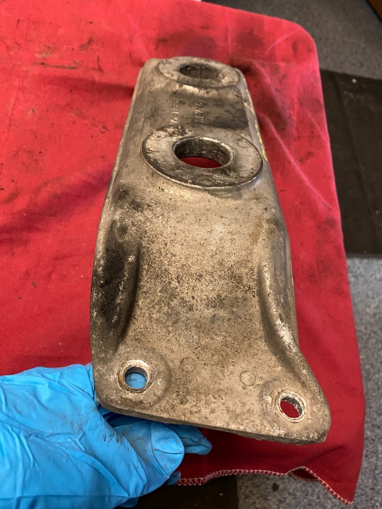 01 FREIGHTLINER CAT MOTOR ENGINE MOUNT BRACKET SUPPORT 103328 FRONT 05-16336