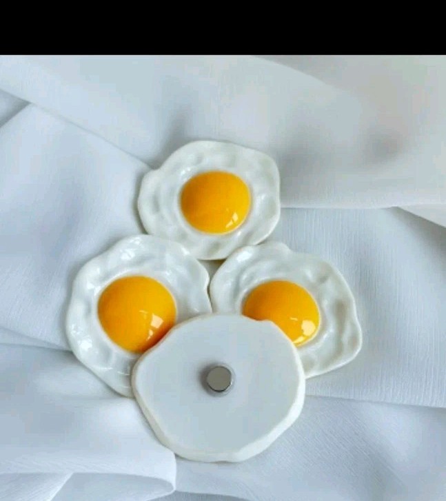 Fried Egg-Shaped Refrigerator Magnet – Oval Plastic Kitchen Decor with Golden Ac