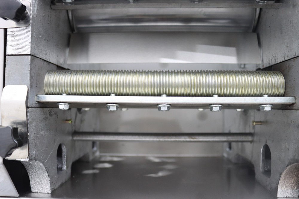 Commercial Electric Vertical Press Dough Roller Sheeter Machine 1.5/3mm Cutter