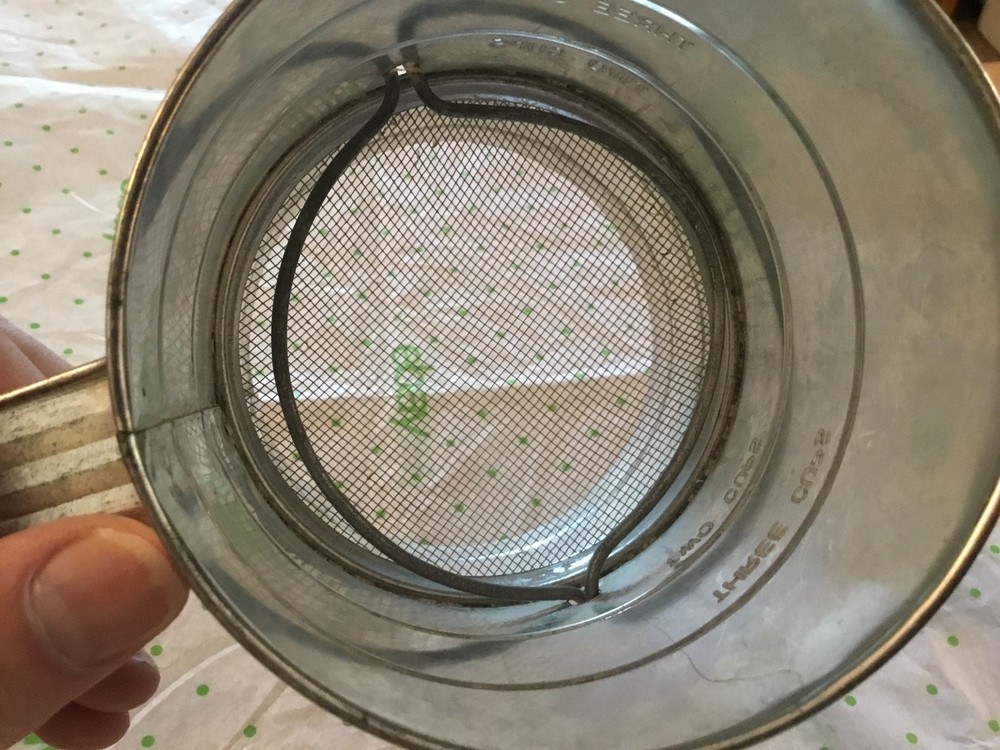 Hand crank 3 cup sifter