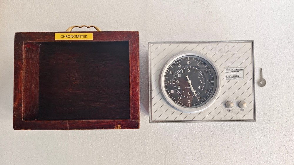 QUARTZ PRECISION NE-02-07 CLOCK IN WOODEN BOX
