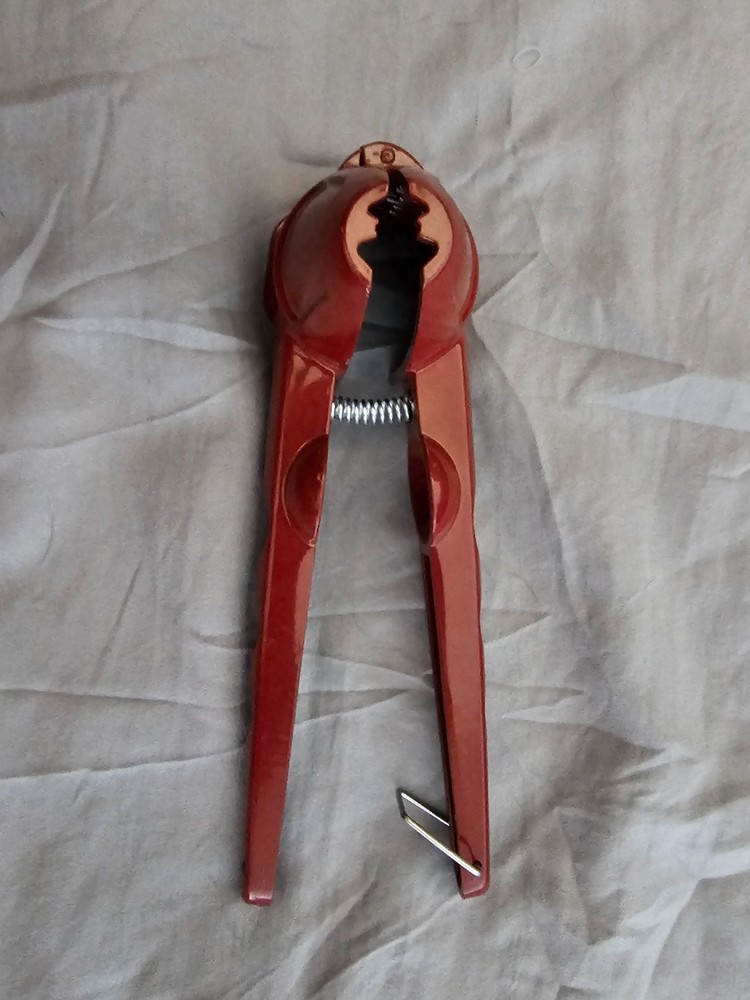 Nutcracker Heavy Duty Walnut Cracker red Shell Remover, Aluminium