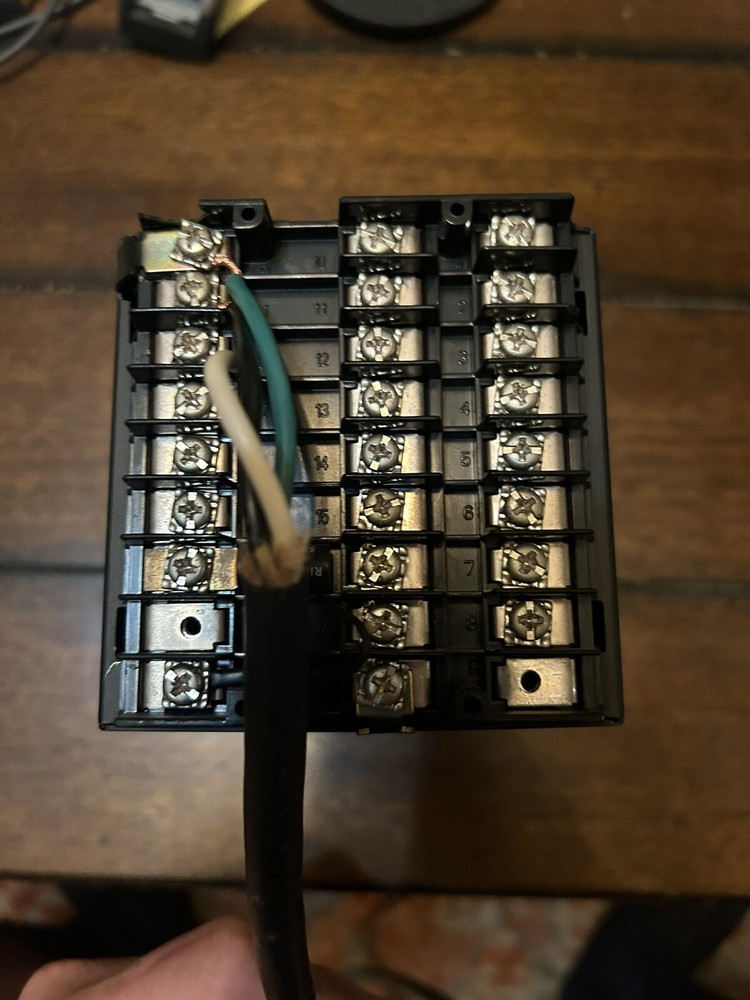 HONEYWELL DC330 Temp Controller. Model DC330B-EE-000-20-000000-00-0