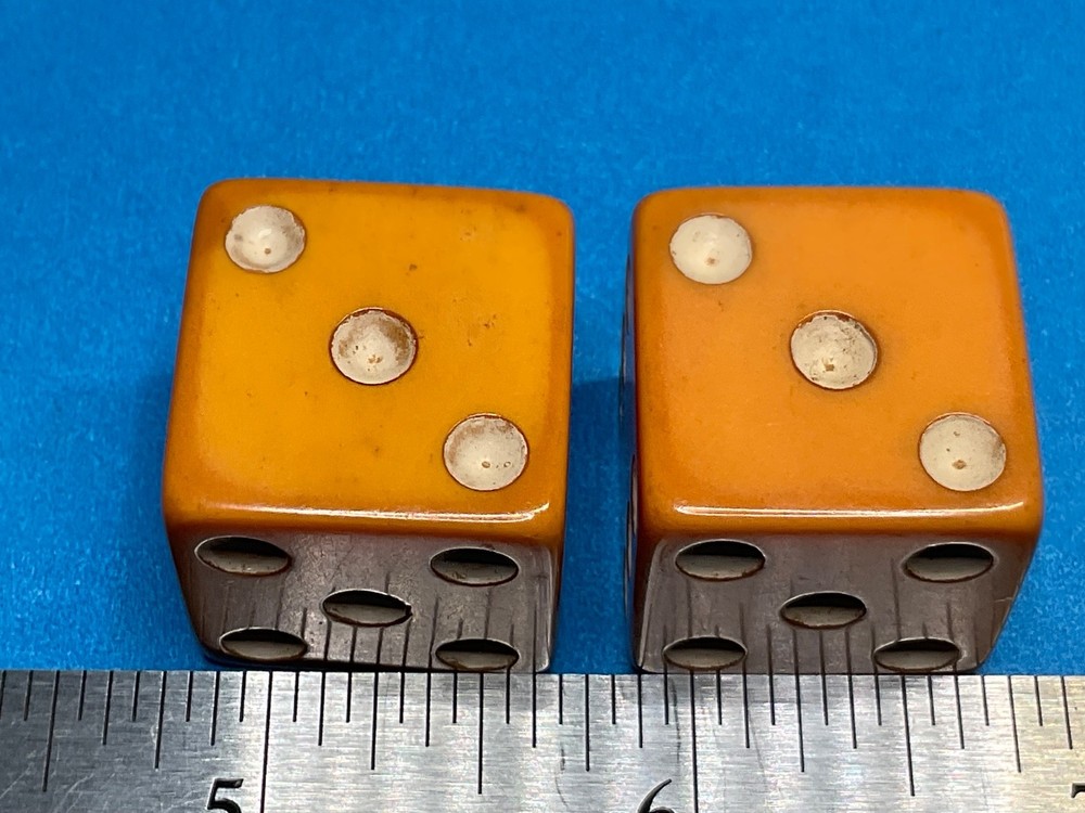 NICE LARGER PAIR OF BAKELITE DICE———LBD-1
