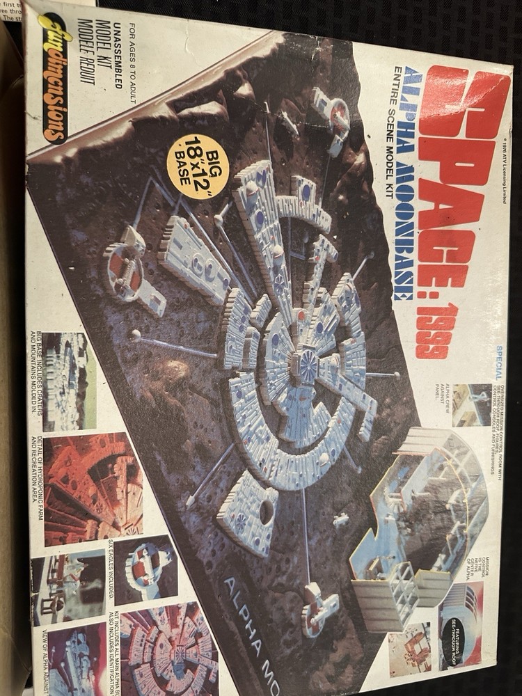 FUNDIMENSIONS 1976 SPACE:1999 ALPHA MOONBASE (18”X12”) KIT Model