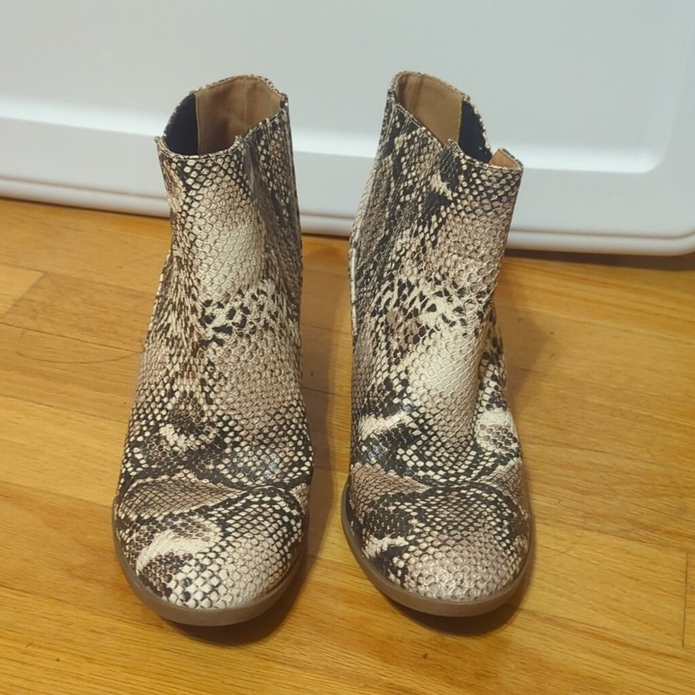Maurices Ruby bootie size 7 snakeskin