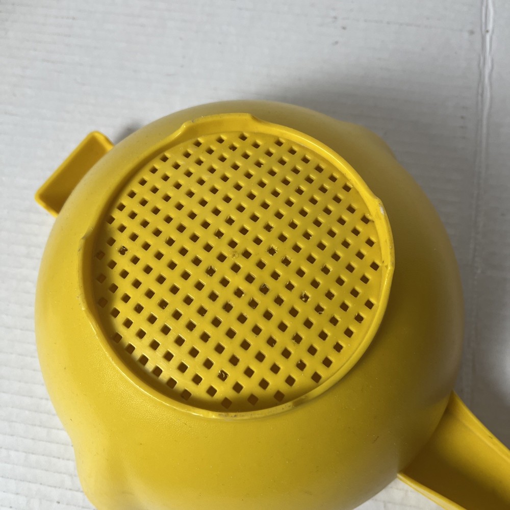 Vintage TUPPERWARE 2 Quart Yellow Colander Strainer Handle #1523 MCM Kitchenware
