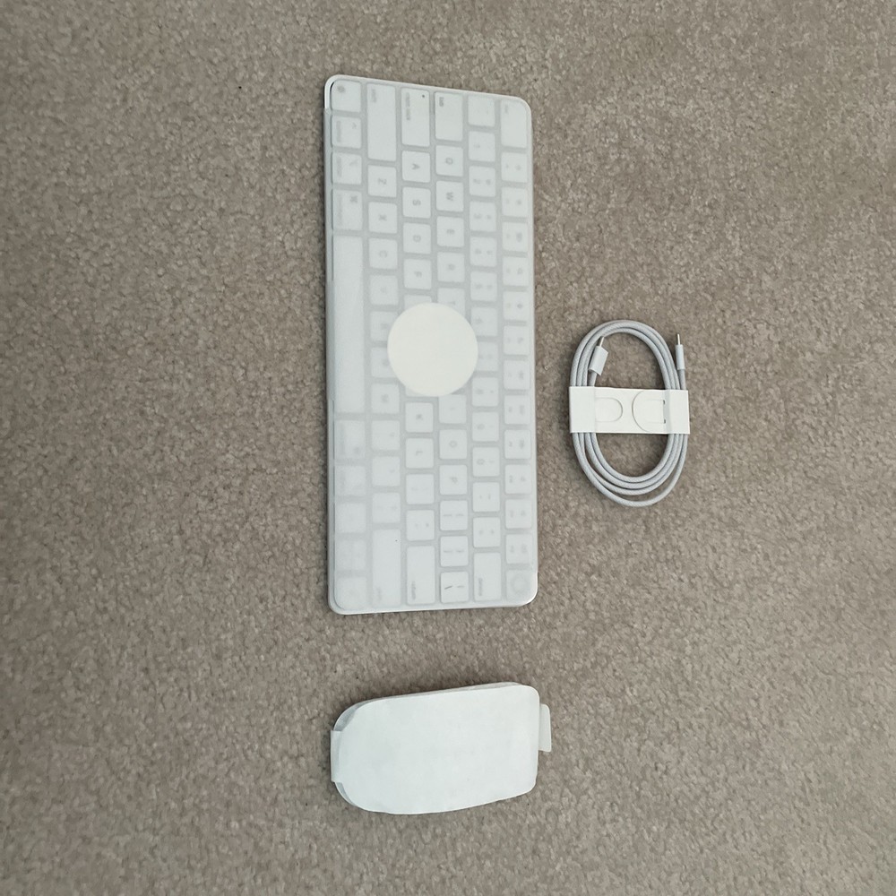 Apple Keyboard (A3118) & Mouse (A3204). Combo