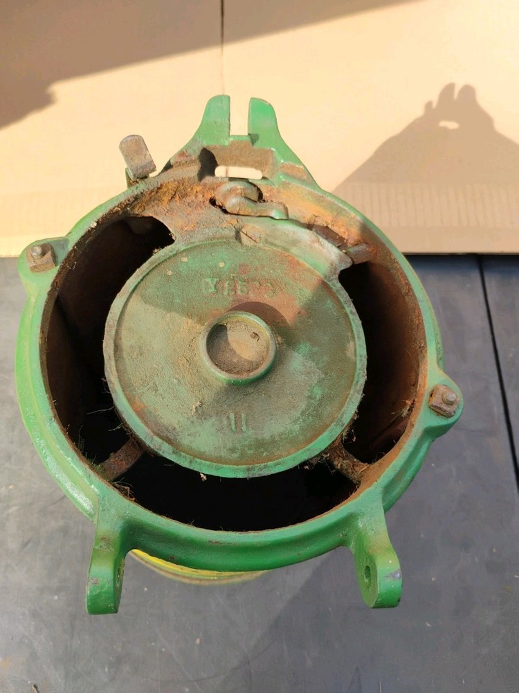 ANTIQUE JOHN DEERE CAST IRON CORN PLANTER BOX