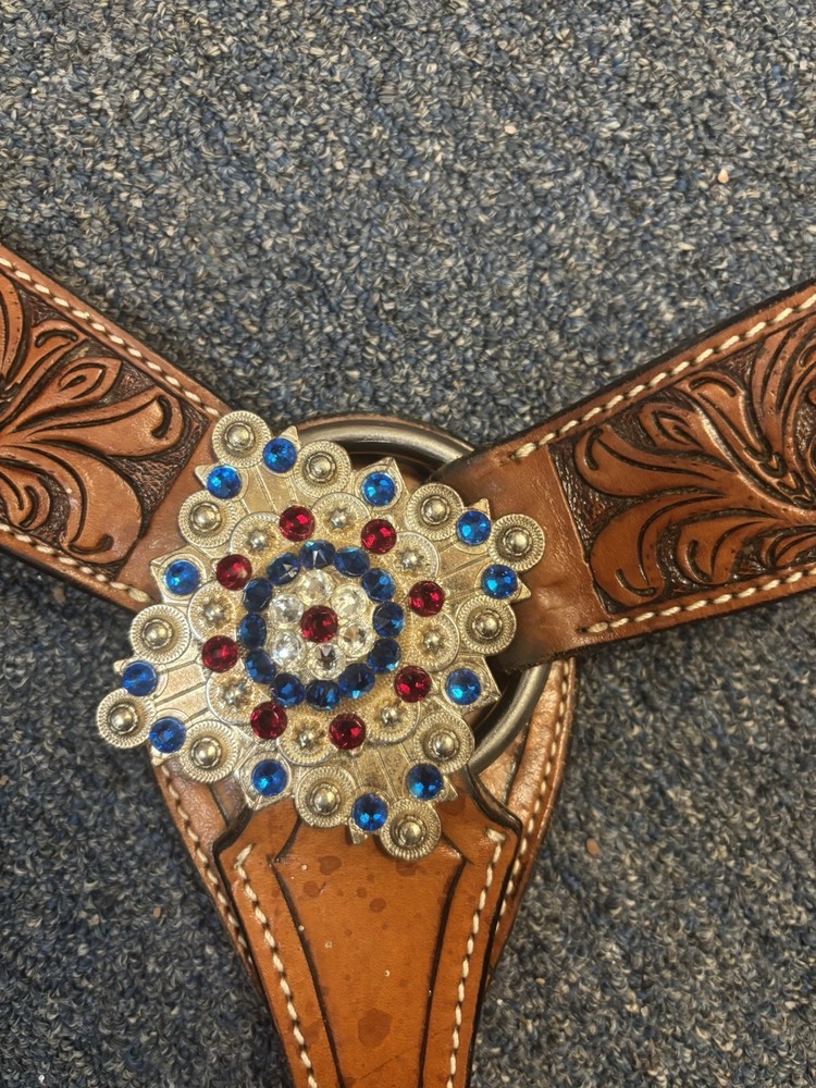 Show Breast Collar
