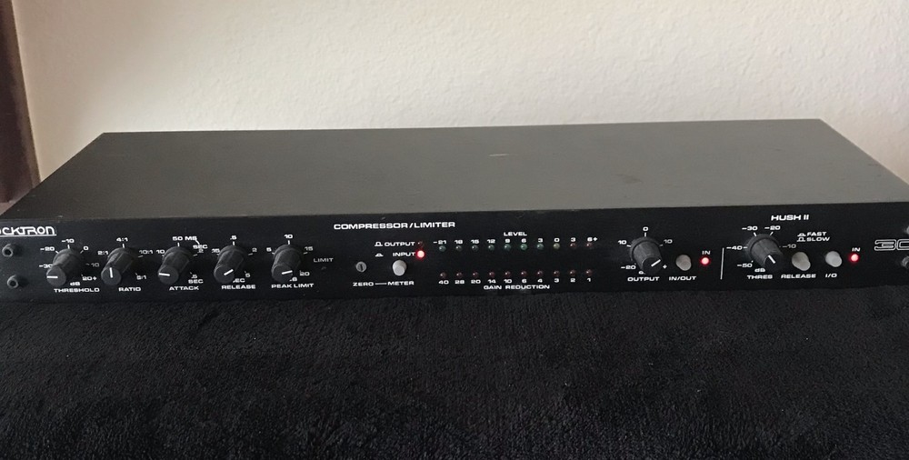 ROCKTRON 300 A COMPRESSOR/LIMITER/ HUSH RACK UNIT