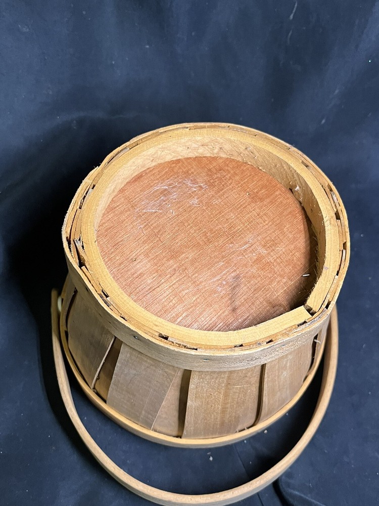 VINTAGE WICKER BASKET WITH HANDLE 7”