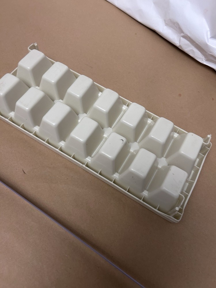 VTG off white ice cube rectange cube tray plastic