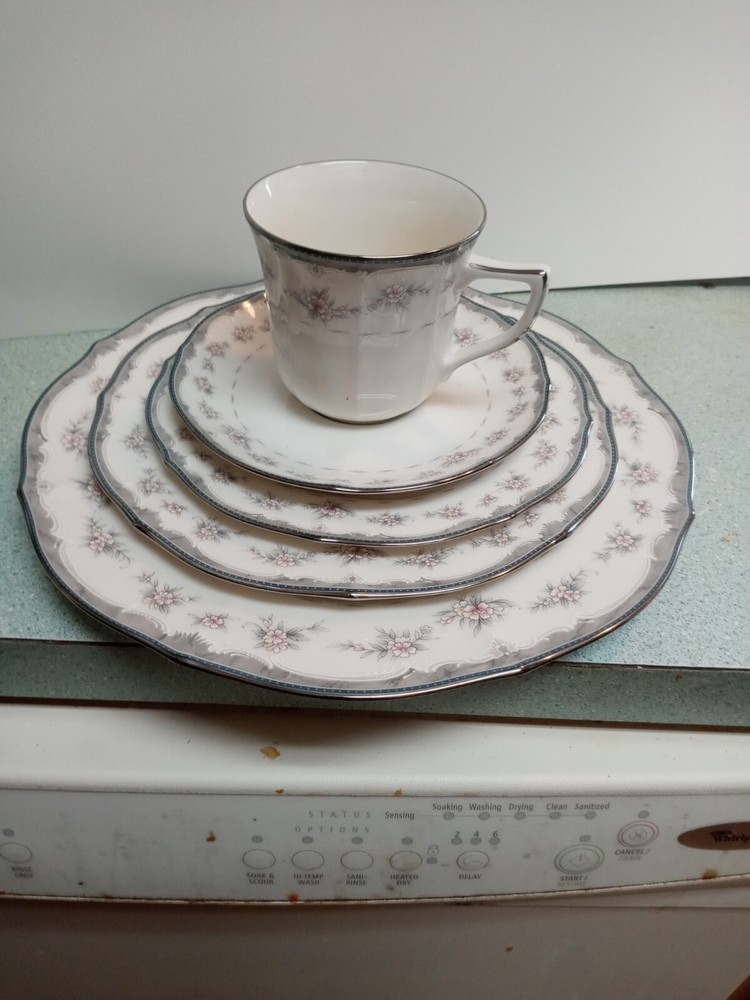 Noritake Traviata 5 Piece Place Setting (s)  Excellent shape