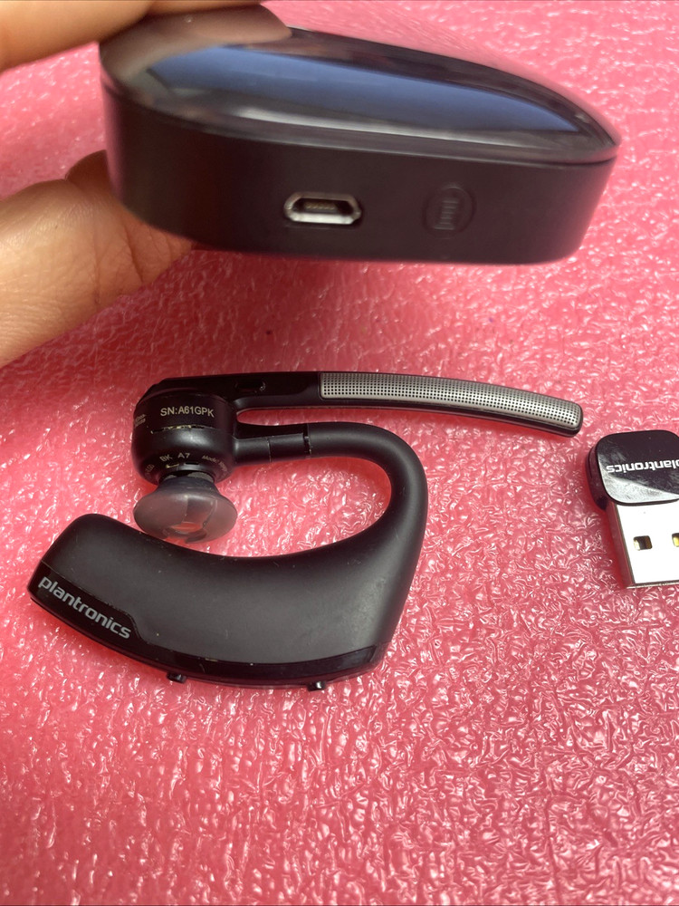 WORKING Pre-Owned GENUINE Plantronics Office Headset with Charging Case.