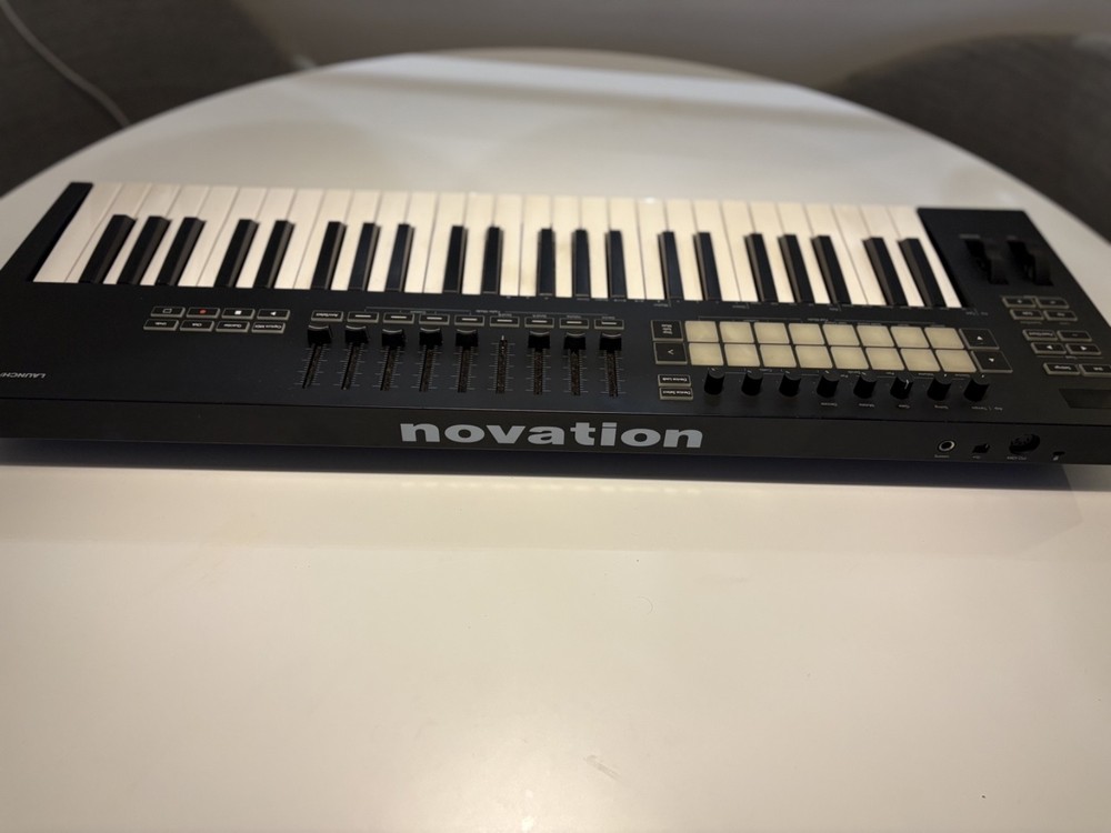Keyboard Novation Launchkey 49 with Pad Triggers