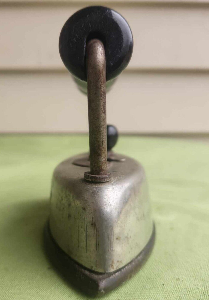 Small Dover Sad Iron. No. 822