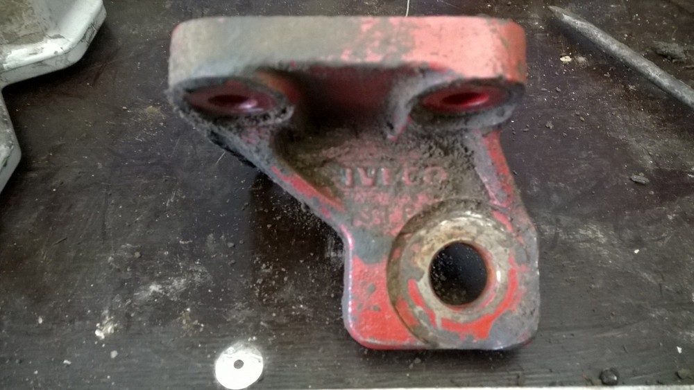 N/S ENGINE MOUNTING BRACKET REMOVED FROM 75E17 3.9 LTR