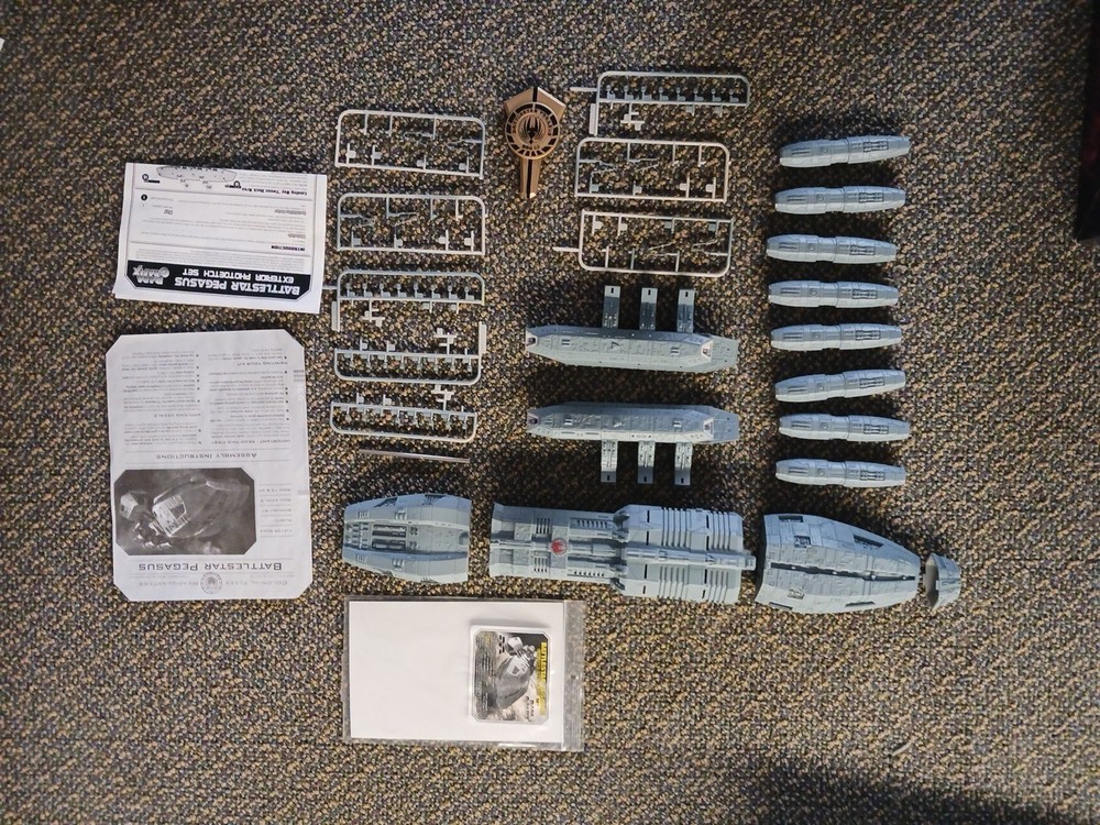 Moebius Models Battlestar Galactica Pegasus 1/4105 Scale Model Kit Open Box