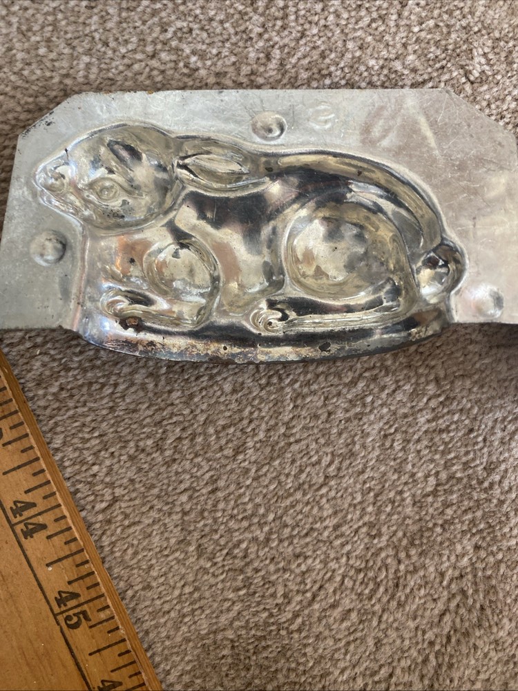 Vintage Easter Bunny Rabbit Mold Crouching 4.5 X 2