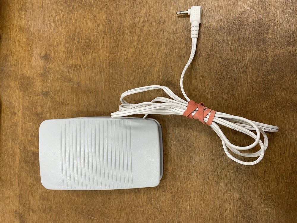 Brother ES-2000 Computerized Sewing Machine w/ Pedal & Accessories 1382