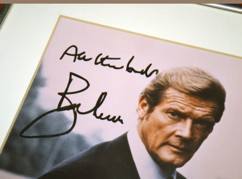 ROGER MOORE Signed JAMES BOND 007, Screen Used PROP, COA PROP STORE, DVD, Frame