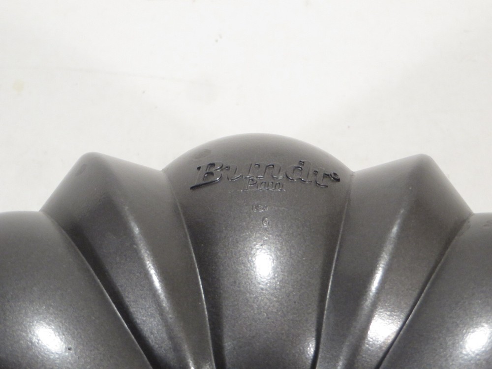 Nordic Ware Cake Pan Mold Cast Aluminum Bakeware 10"
