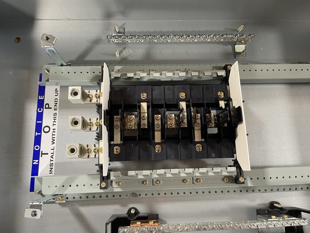 1-225 AMP 480V MAIN LUG PANELBOARD 18 SPACE 3PHASE 4 WIRE COMPLETE PANEL