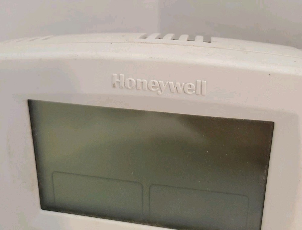 Honeywell TH5220D1029 1019 Non-Programmable Thermostat Preowned