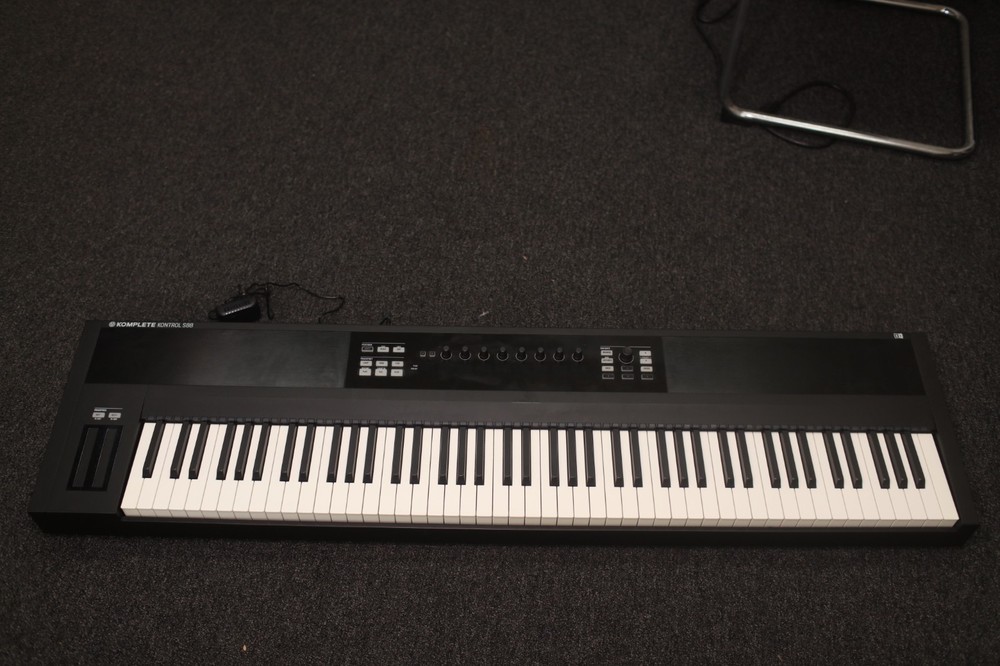 Native Instruments Komplete Kontrol S88 MIDI Keyboard Controller
