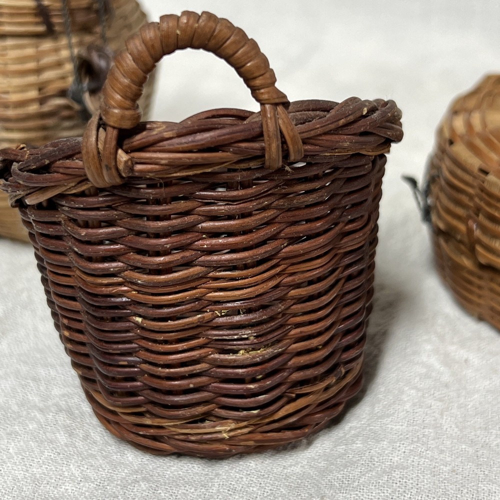 VINTAGE 3-MINIATURE BASKETS 2with lids
