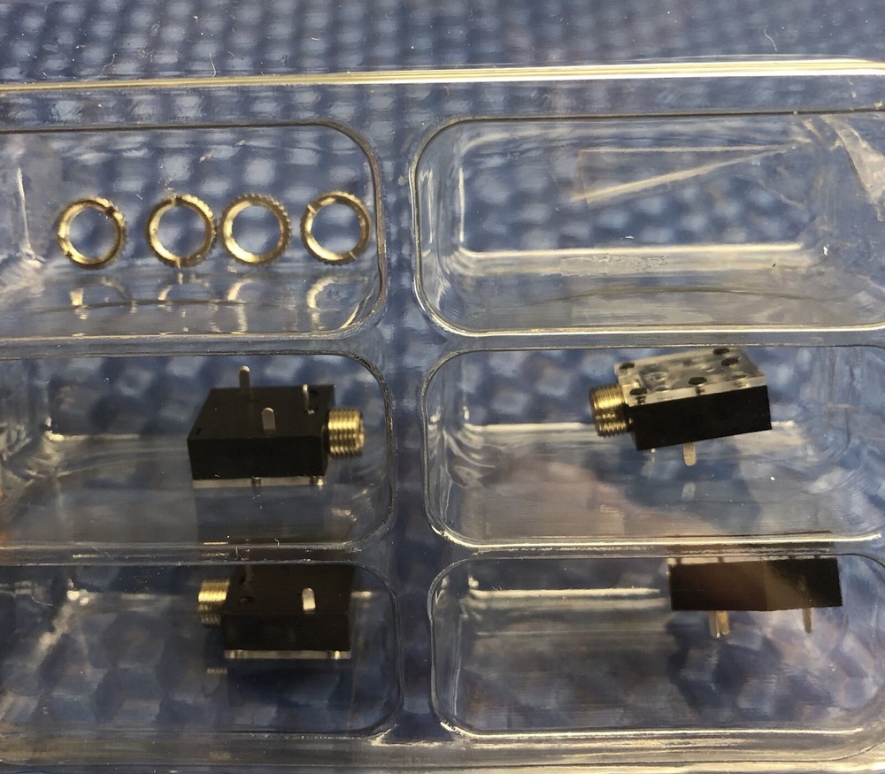 (4) SWITCHCRAFT 35RAPC2BH3 3.5mm PCB MOUNT PHONE CONNECTORS