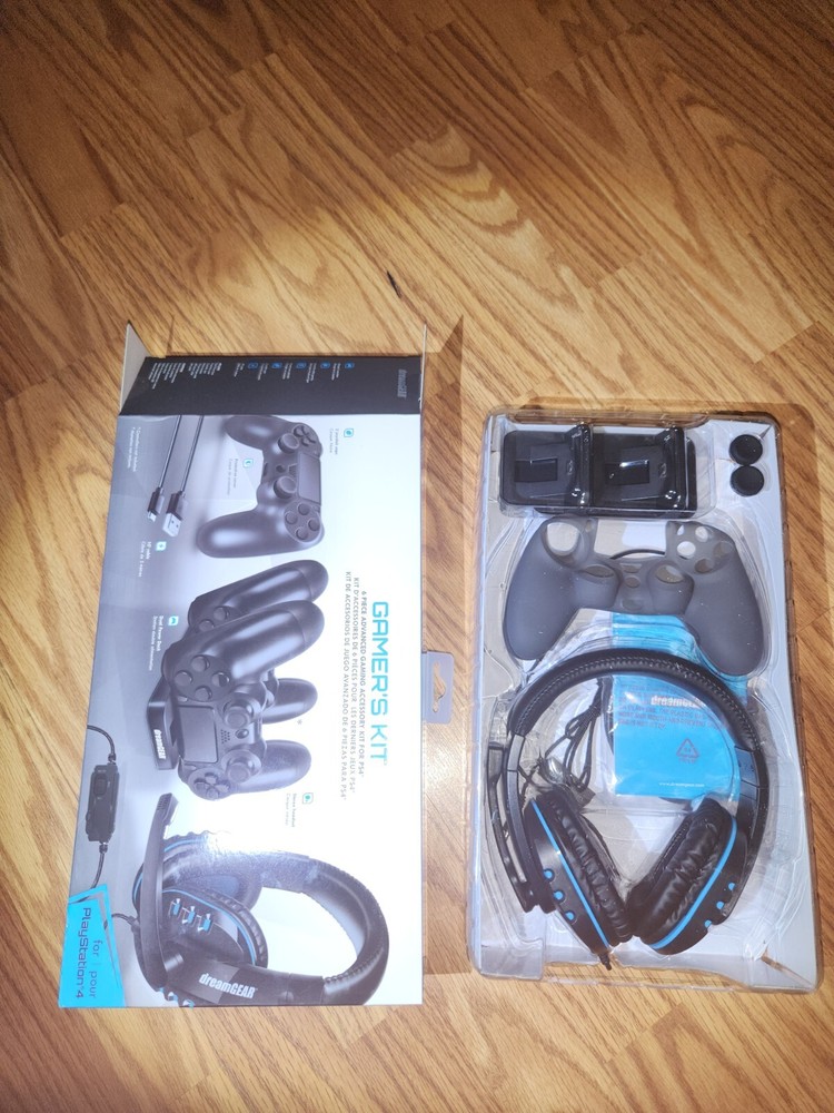WB DreamGear DGPS4-6436 PS4 Advanced Game Accessory Kit (Black).
