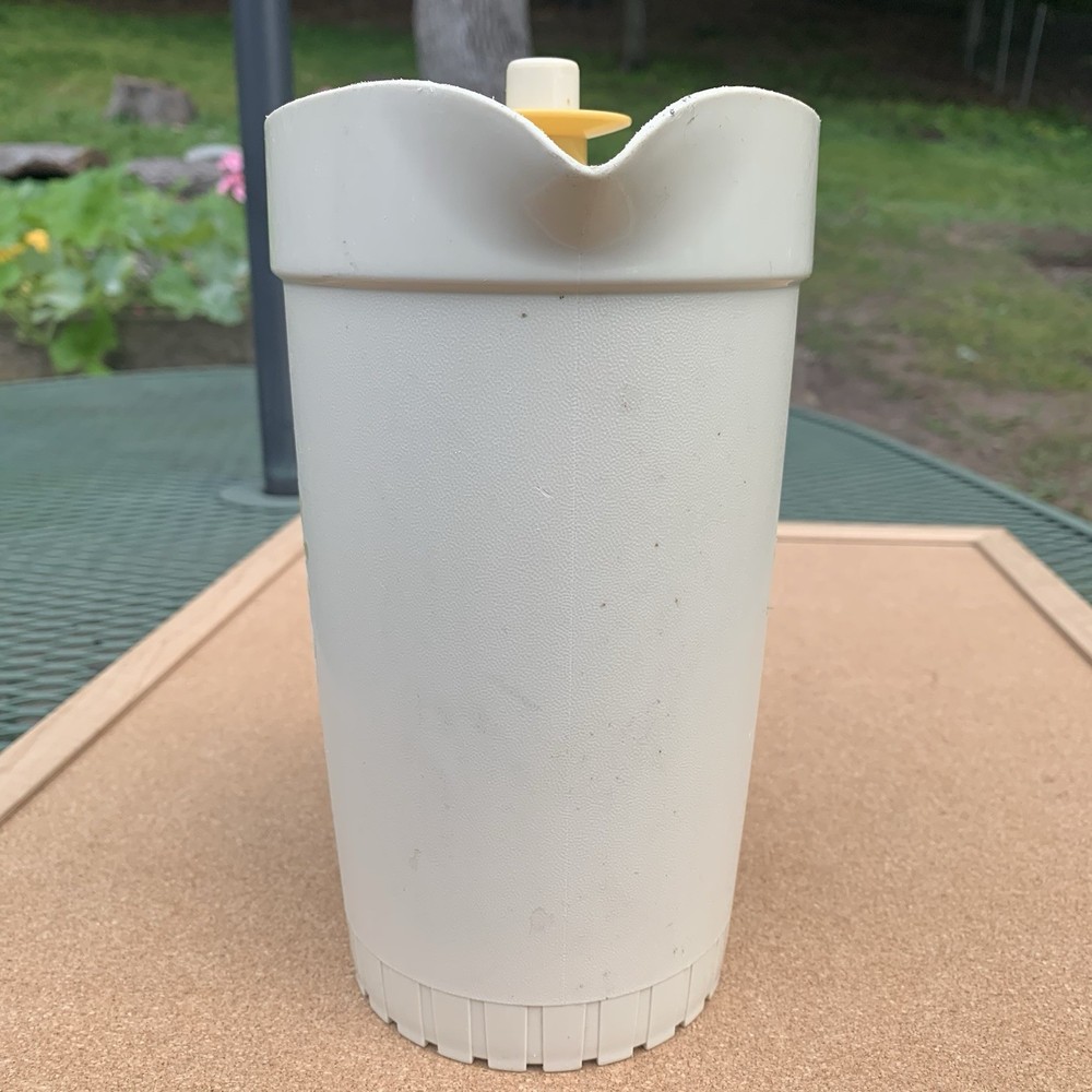 Vintage Tupperware Almond 1 Quart Pitcher 874-14 Push Button Lid