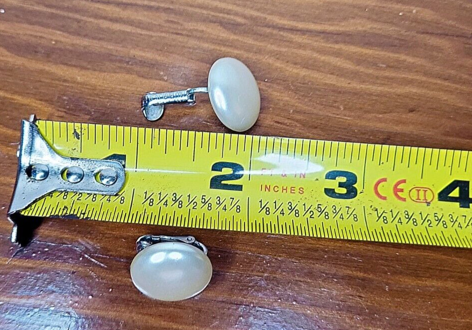 Vintage Sarah Coventry Medium Pearl Stud Clip On Earrings