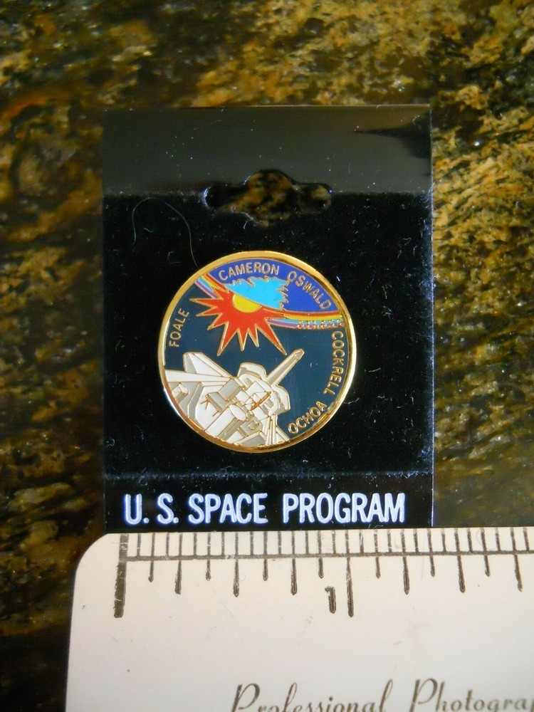 NASA SPACE SHUTTLE DISCOVERY STS-56 MISSION PIN ( NEW WITH TAGS)