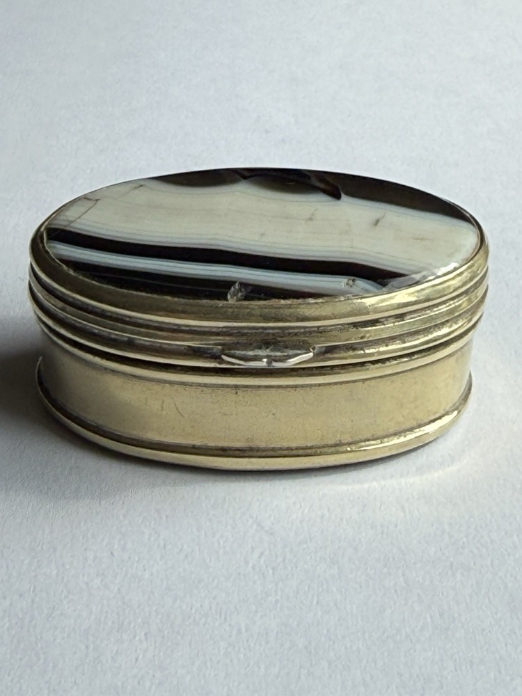 VINTAGE ANTIQUE SILVER PLATED AGATE SNUFF / PILL BOX