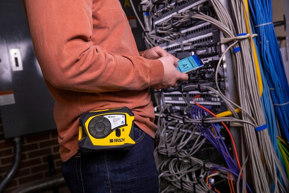 M211 PORTABLE BLUETOOTH LABEL PRINTER WITH ACCESSORY KI