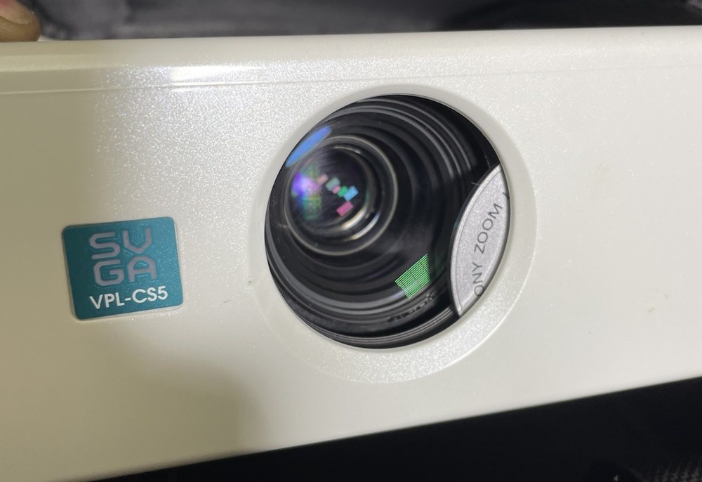 Sony VPL-CS5 Portable Projector White Data SVGA with Carrying Case