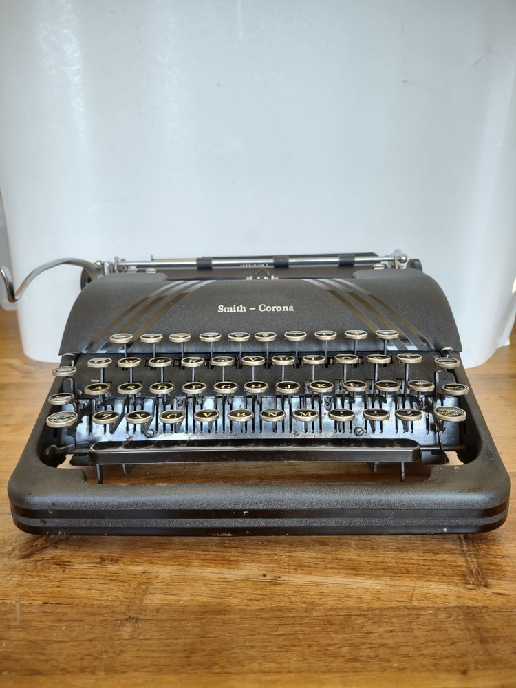 [Excellent] 1949 Smith-Corona Silent "Floating Shift" black typewriter with case
