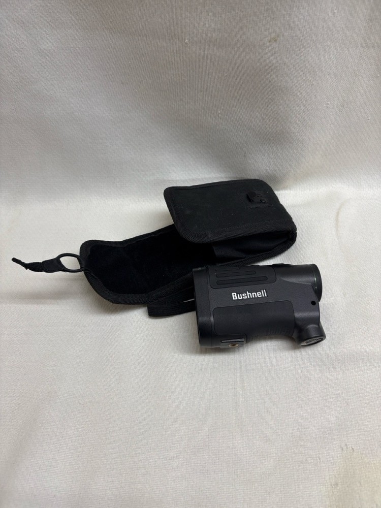 BUSHNELL RANGE FINDER IN CARRY CASE (J31004052)