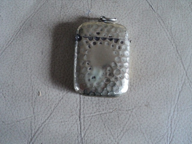 ANTIQUE VICTORIAN HAMMERED SILVER PLATED VESTA CASE