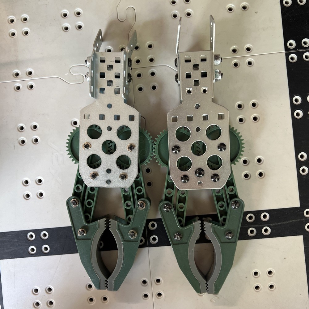 Vex Claw Kit (2) 276-2212 USED