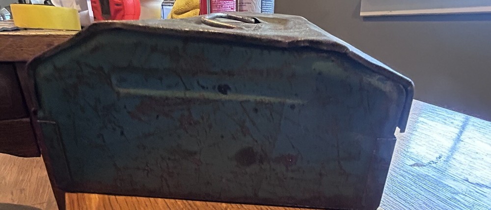 Vintage Turner Metal Toolbox w/ Divider - Rusted Toolbox - Pre Owned (tr)