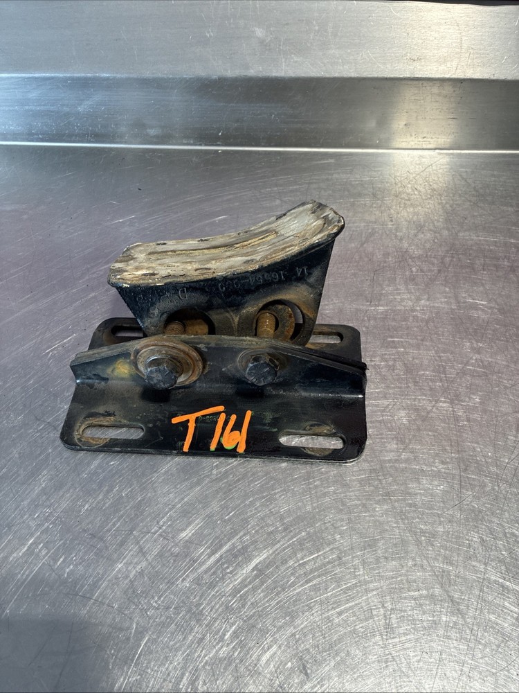FREIGHTLINER BRACKET - UPPER EXHAUST SUPPORT, CAB MOUNTED, RH