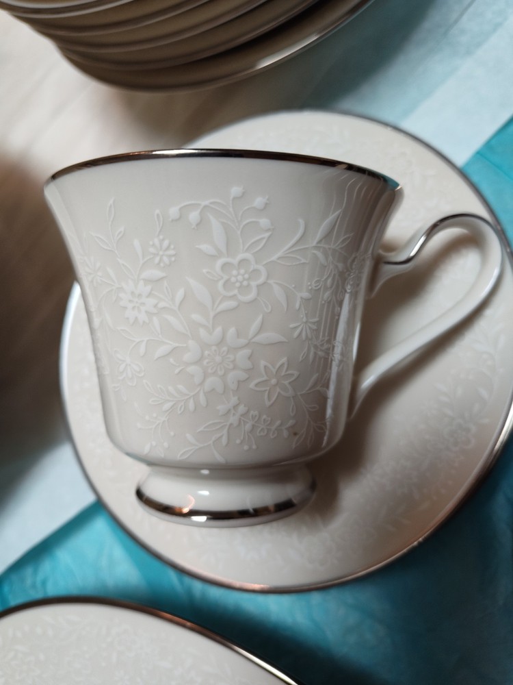 Noritake Porcelain China, Affection Pattern