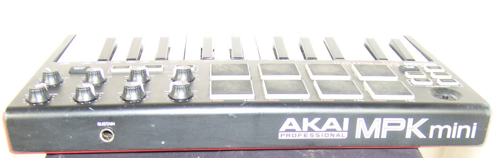 Akai MPK mini professional keyboard NEEDS WORK