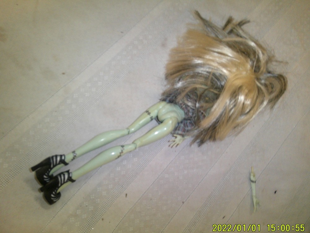 HAUNTED HIGH LOOK USED DOLL UNKNOWN NAME