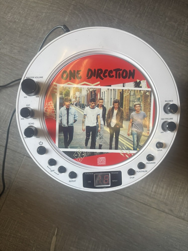 ONE DIRECTION Karaoke Machine With Microphone. NOT TESTED READ DESCENDANTS.